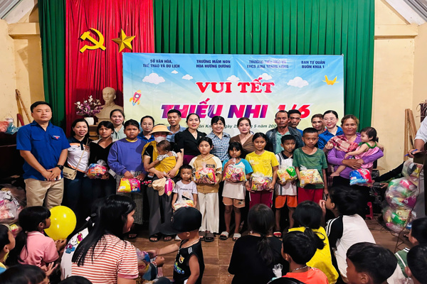 Tổ chức thăm hỏi, tặng quà cho các em thiếu nhi buôn kết nghĩa nhân dịp Quốc tế thiếu nhi 01/6