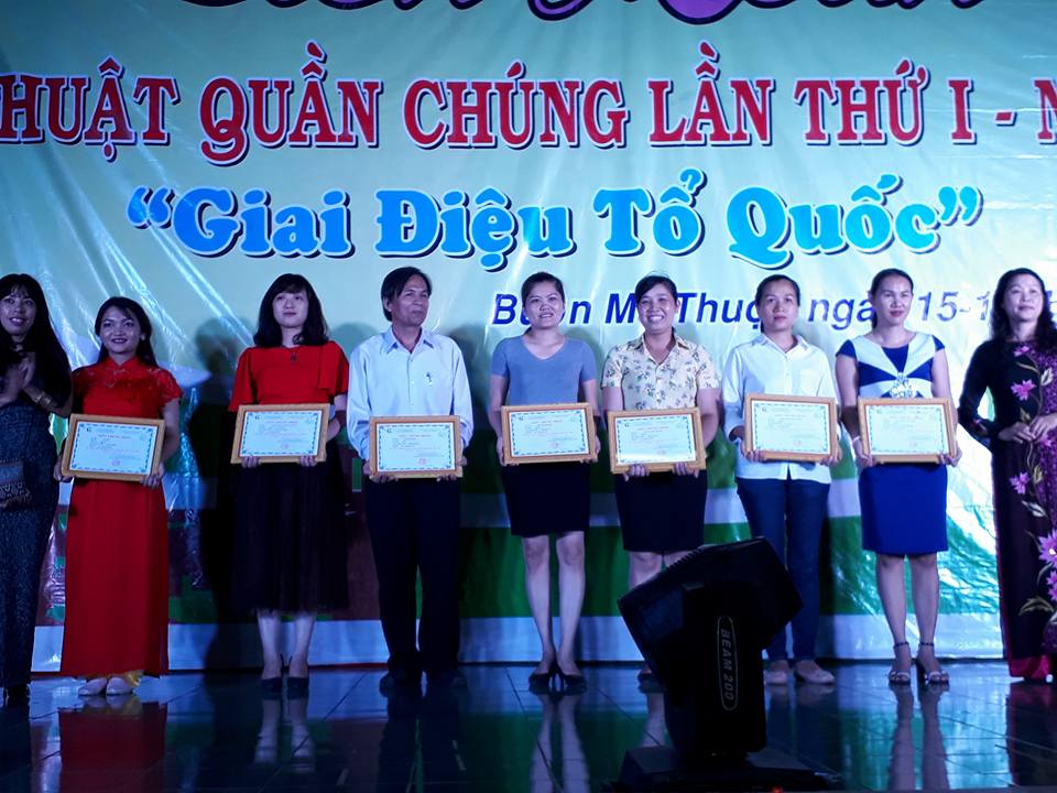 Trao thưởng cho các đơn vị đạt thành tích xuất sắc